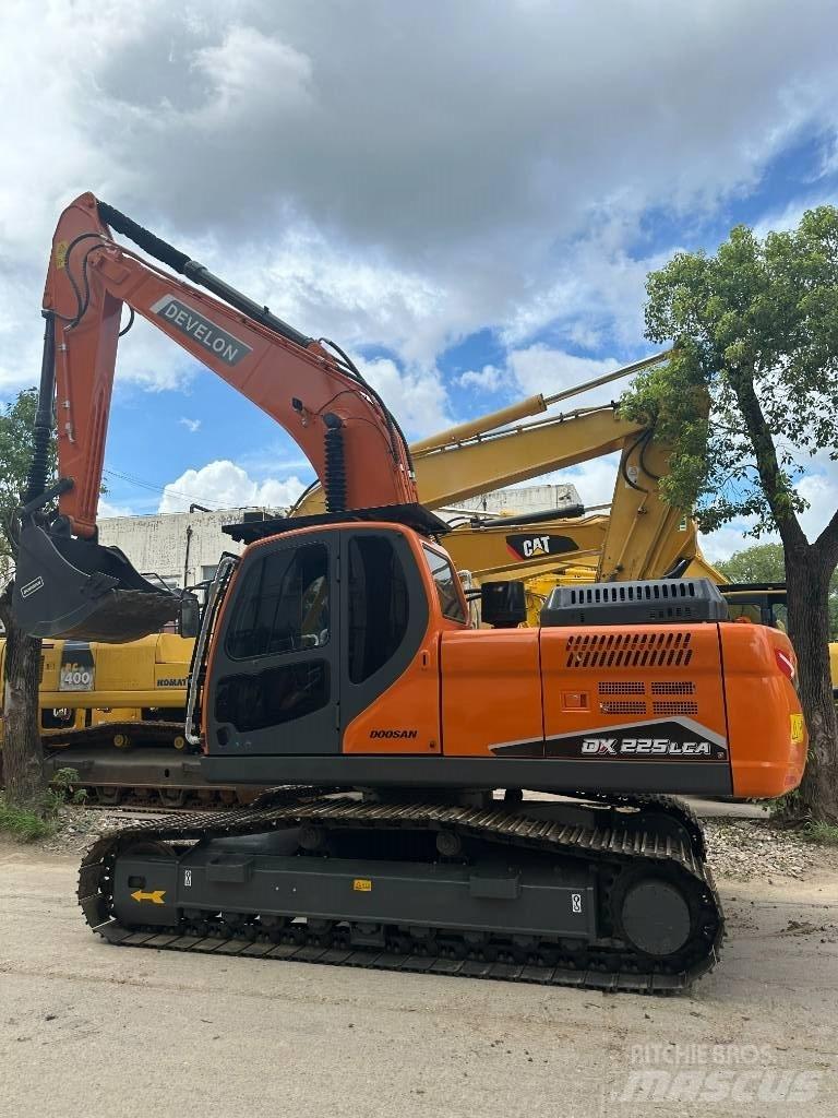 Develon DX 225 LCA 中型油圧ショベル 7ｔ-12ｔ（ユンボ・パワーショベル・バックホー）