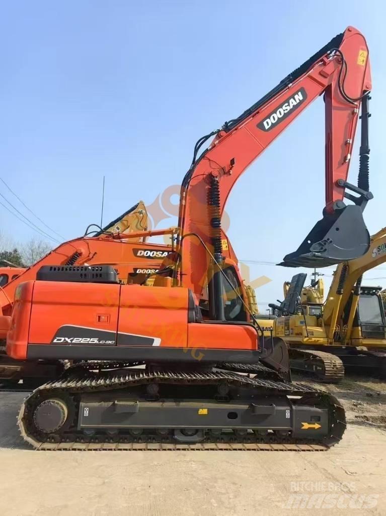 Doosan DX 225 LC 大型油圧ショベル12t以上（パワーショベル・ユンボ）