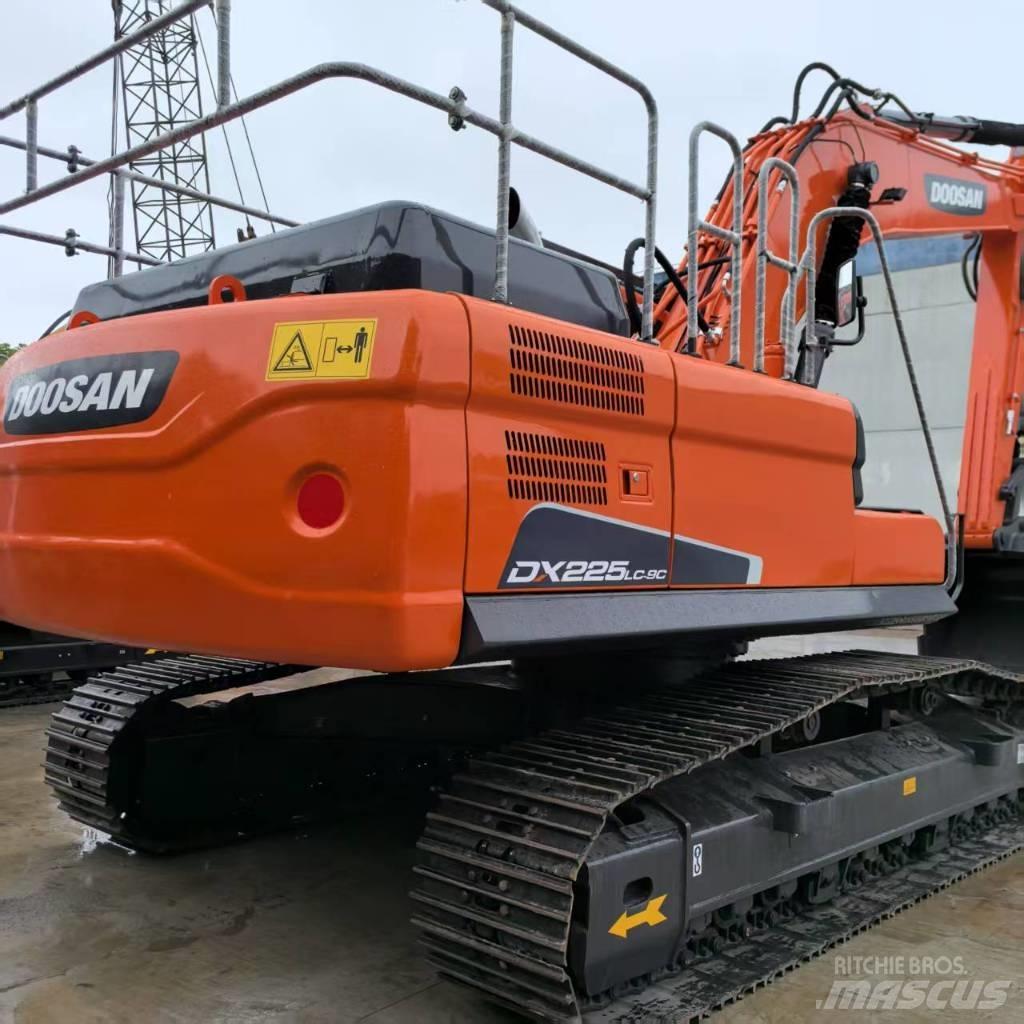 Doosan DX 225 LC 大型油圧ショベル12t以上（パワーショベル・ユンボ）