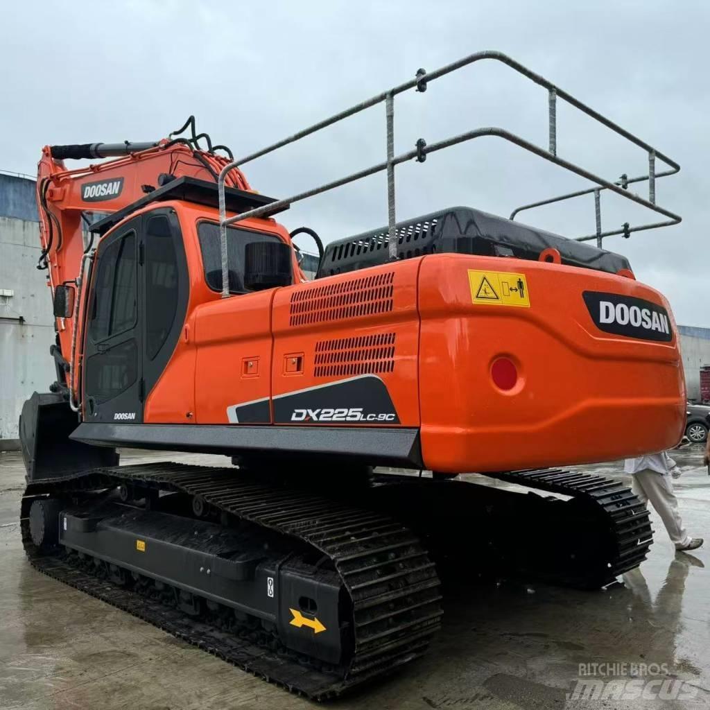 Doosan DX 225 LC 大型油圧ショベル12t以上（パワーショベル・ユンボ）
