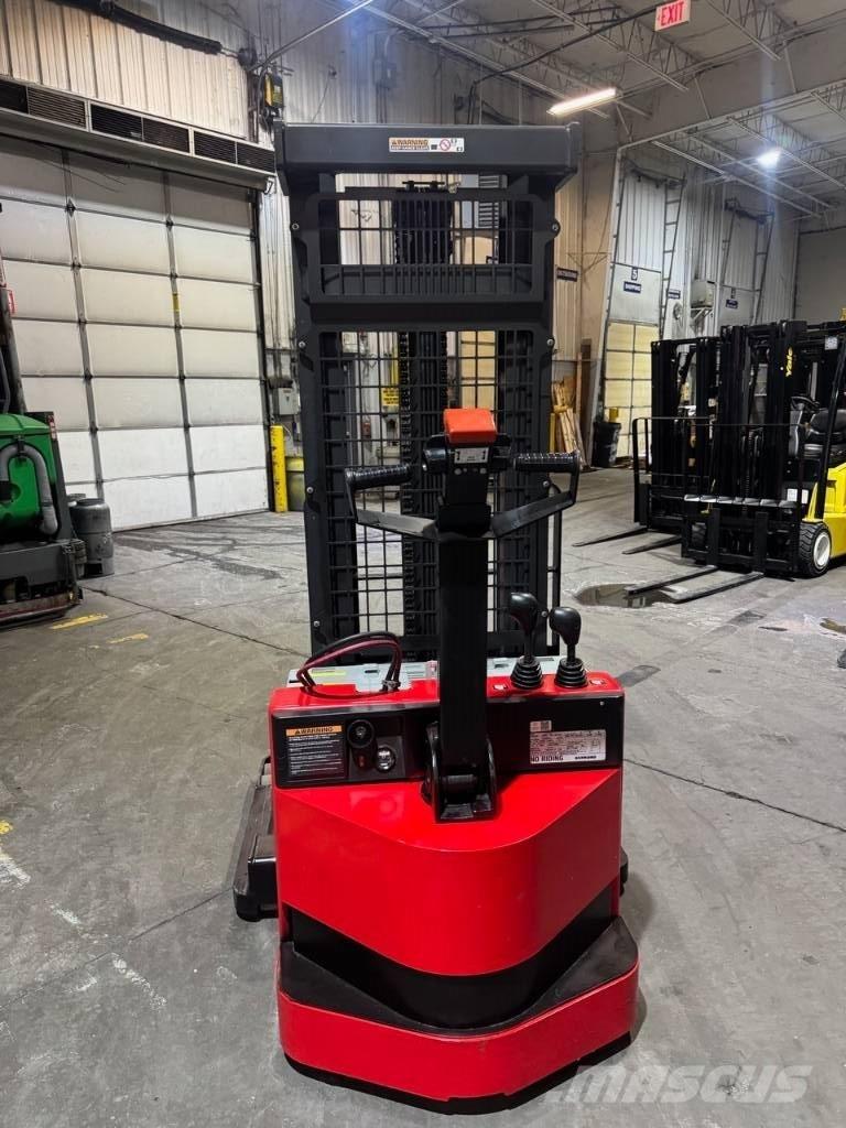 Raymond RSS40 自走式スタッカー