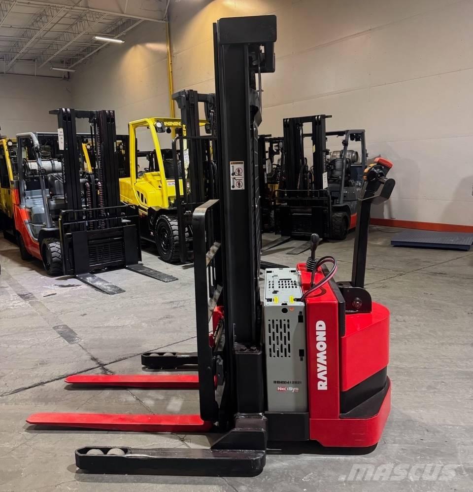 Raymond RSS40 自走式スタッカー