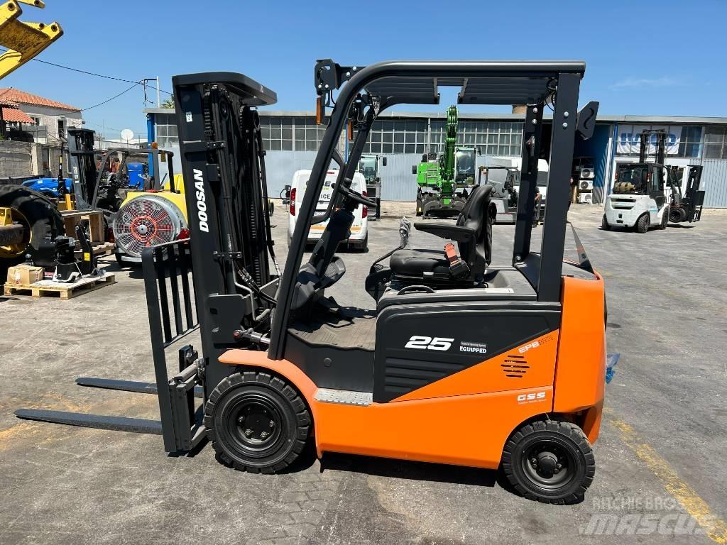 Doosan B 25 NS バッテリーフォークリフト