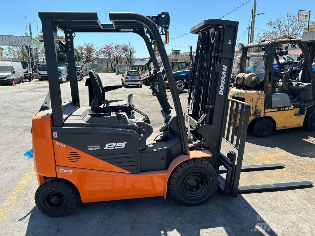 Doosan B 25 NS バッテリーフォークリフト