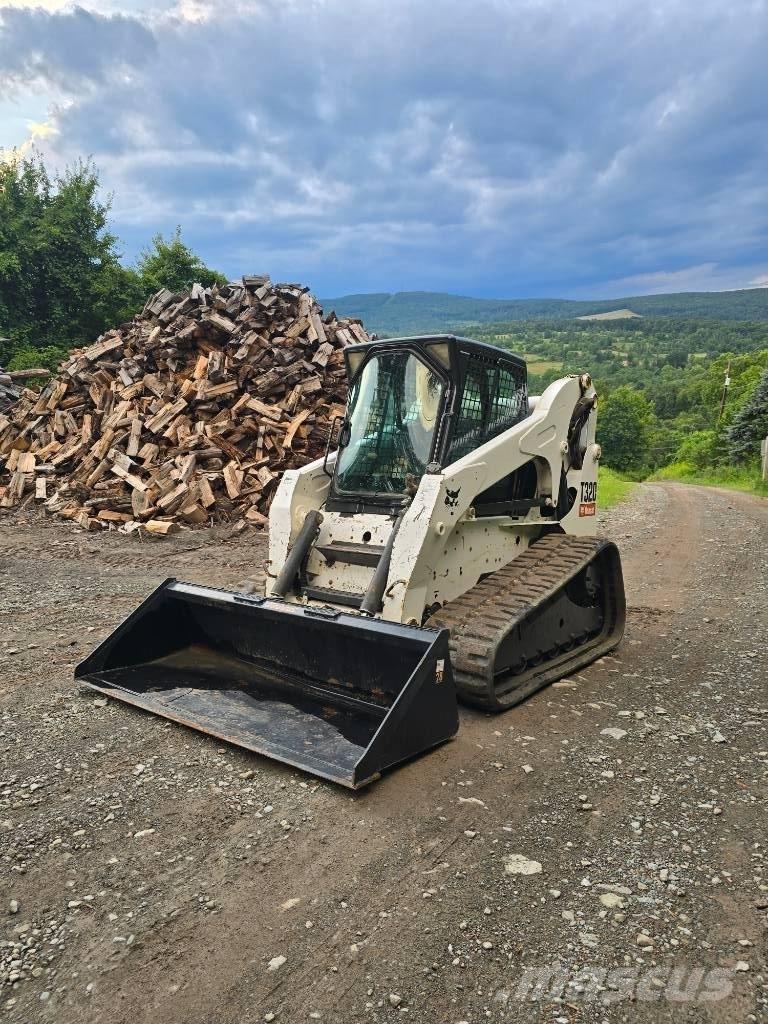 Bobcat T 320 スキッドステアローダー