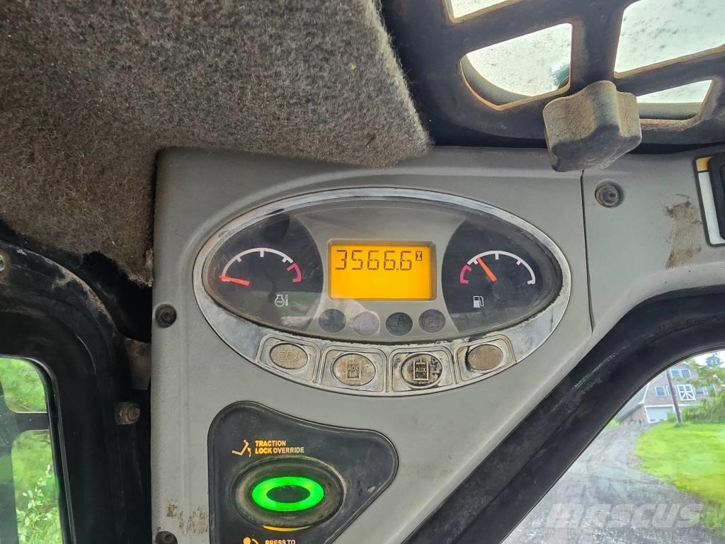 Bobcat T 320 スキッドステアローダー