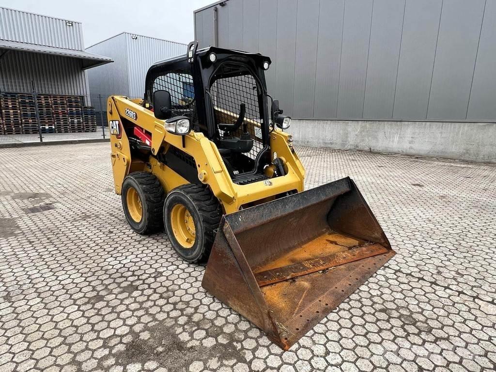 CAT 226D スキッドステアローダー