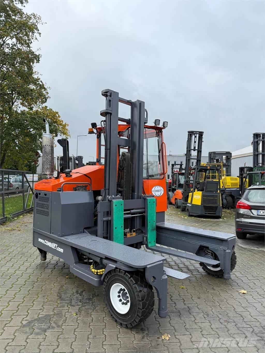 Combilift C5000 XL 全方向リーチ型フォークリフト