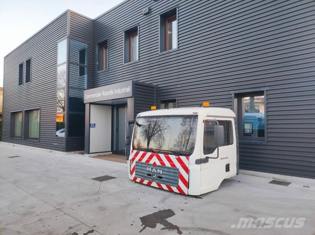 MAN MEDIUM キャビン及び内装