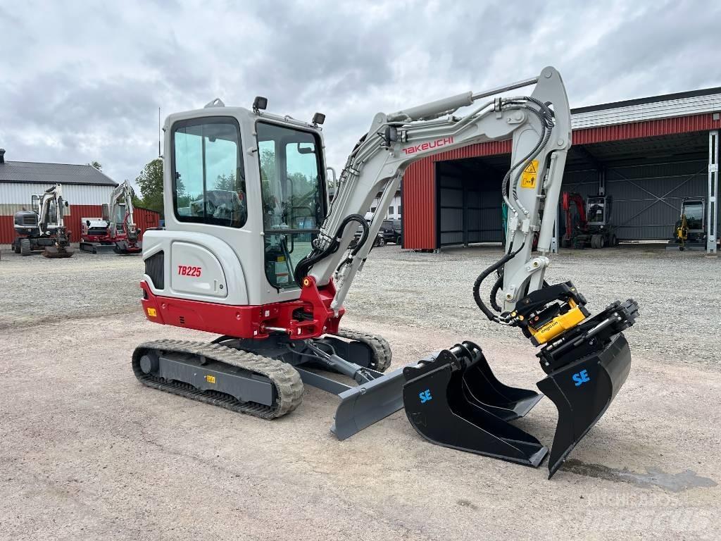 Takeuchi TB225 ミニ油圧ショベル 7t以下（ミニユンボ・ミニディガー）