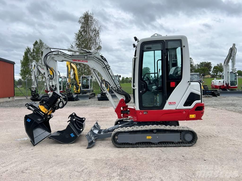 Takeuchi TB225 ミニ油圧ショベル 7t以下（ミニユンボ・ミニディガー）
