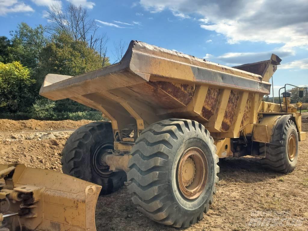 CAT D 25 D アーティキュレート式ダンプトラック