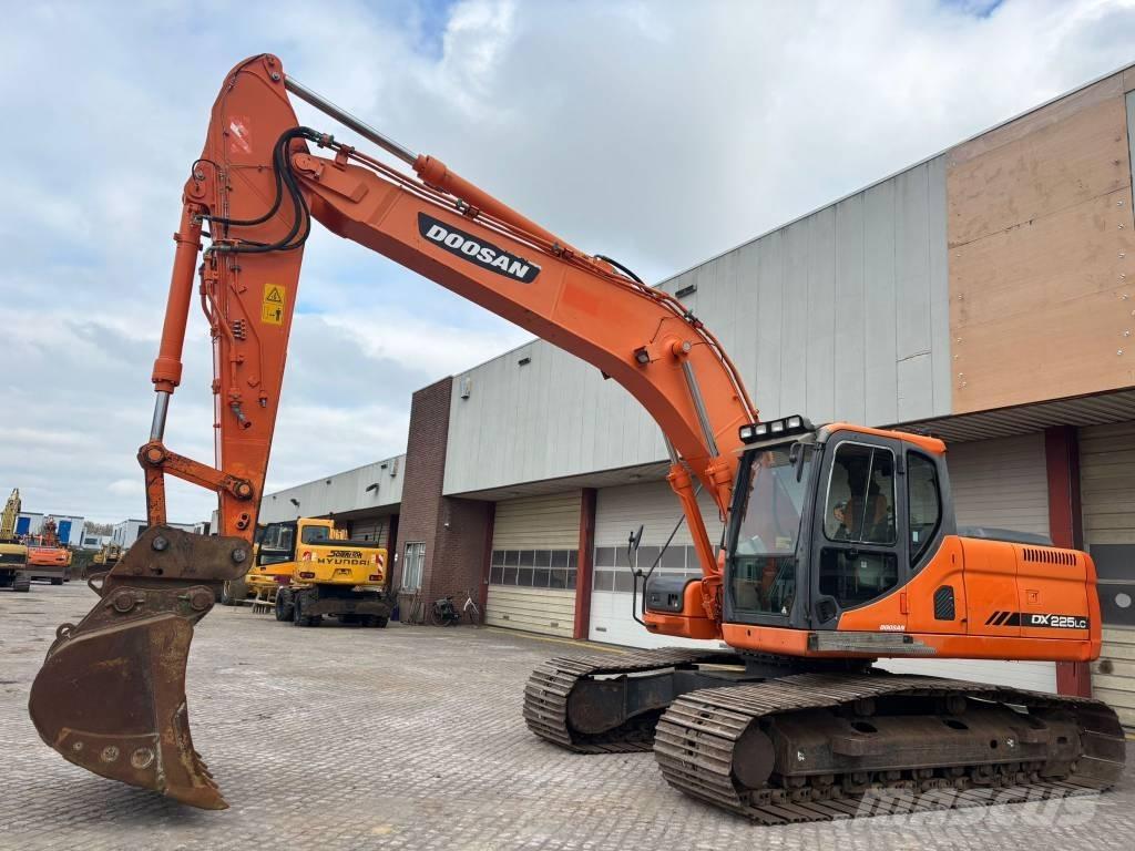 Doosan DX 225 LC 大型油圧ショベル12t以上（パワーショベル・ユンボ）