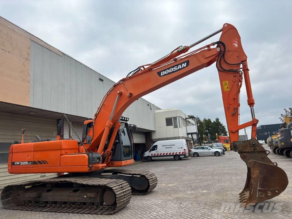 Doosan DX 225 LC 大型油圧ショベル12t以上（パワーショベル・ユンボ）