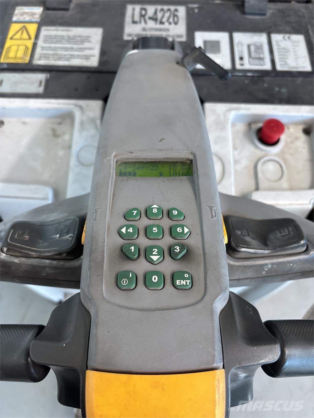 UniCarriers PDP200 自走式スタッカー