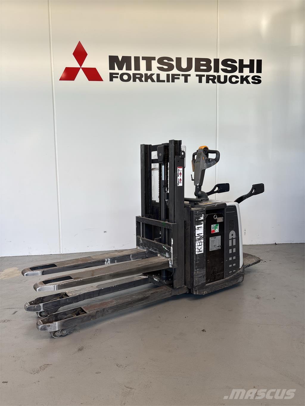 UniCarriers PDP200 自走式スタッカー