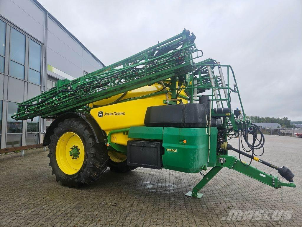 John Deere M692i 牽引型スプレイヤー