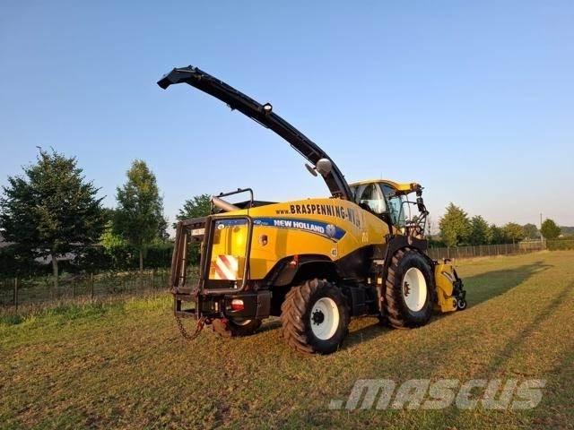 New Holland FR700 自走式フォレージハーベスター