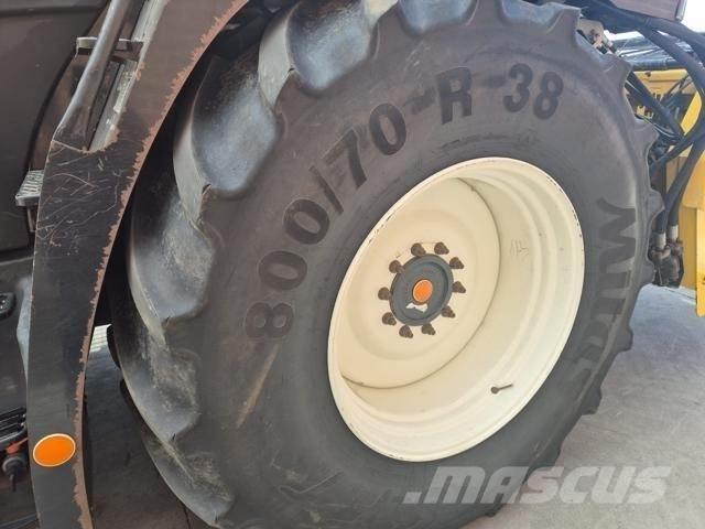 New Holland FR700 自走式フォレージハーベスター
