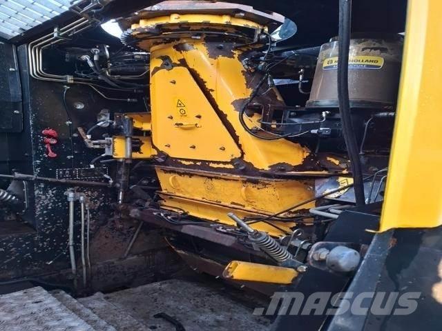 New Holland FR700 自走式フォレージハーベスター
