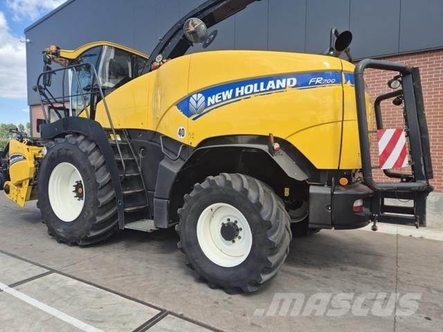New Holland FR700 自走式フォレージハーベスター