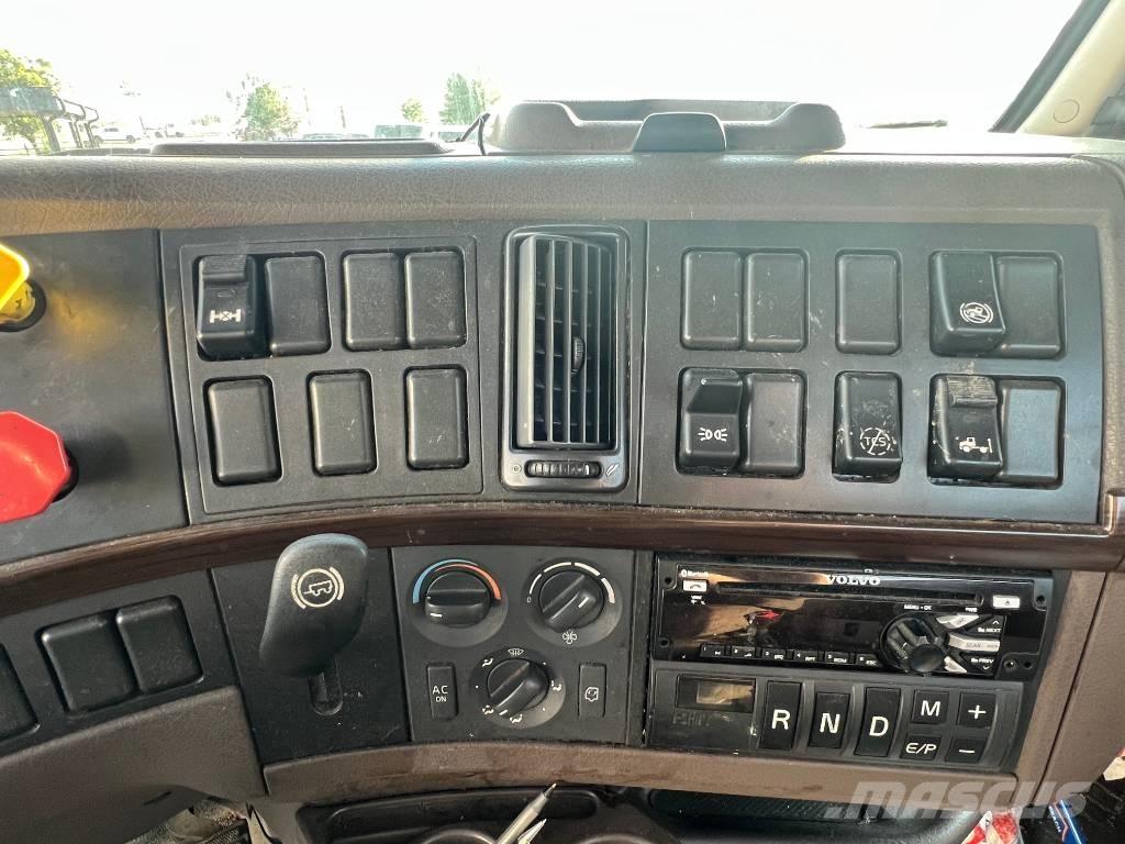 Volvo VNL 42 T300 中古トラクターヘッド | トレーラーヘッド