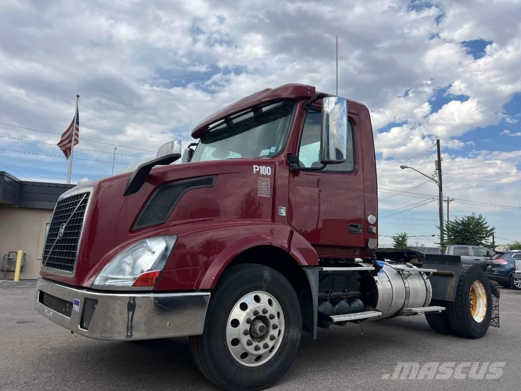 Volvo VNL 42 T300 中古トラクターヘッド | トレーラーヘッド