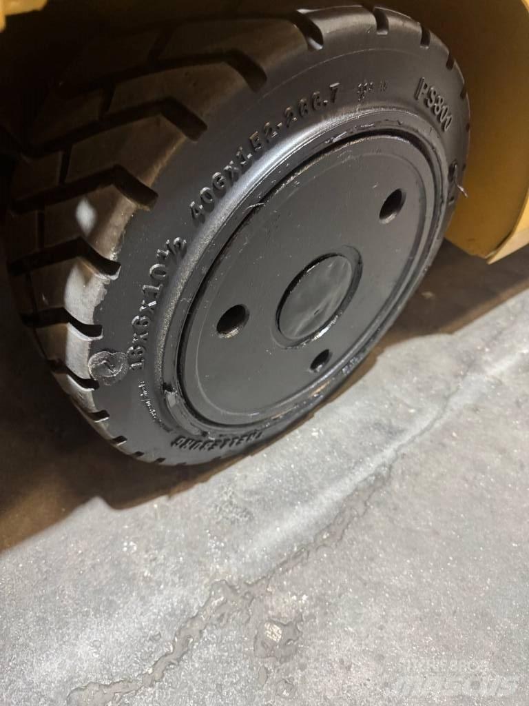 CAT EC30N2 バッテリーフォークリフト