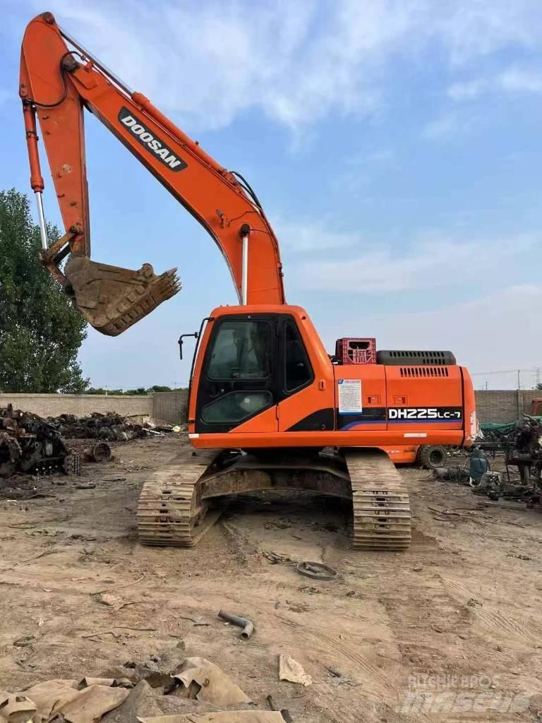 Doosan DH 225 LC-7 大型油圧ショベル12t以上（パワーショベル・ユンボ）