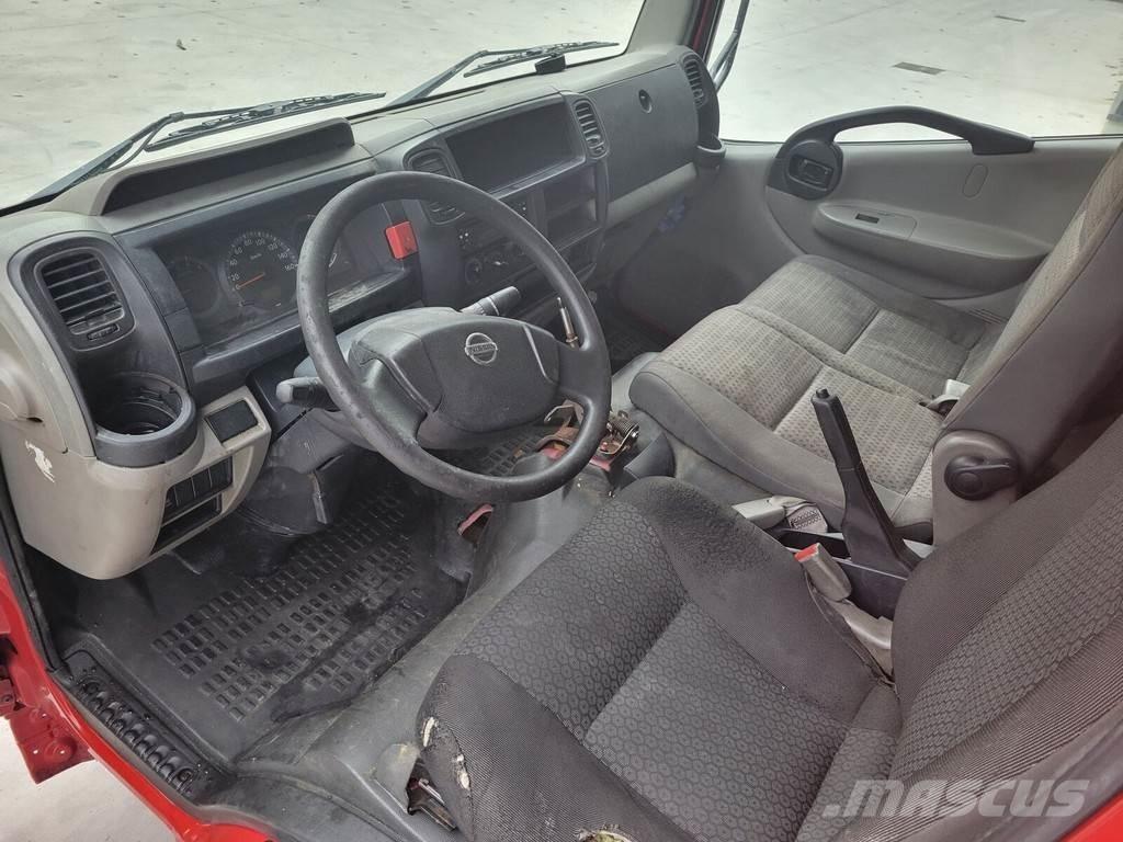 Nissan Cabstar キャビン及び内装