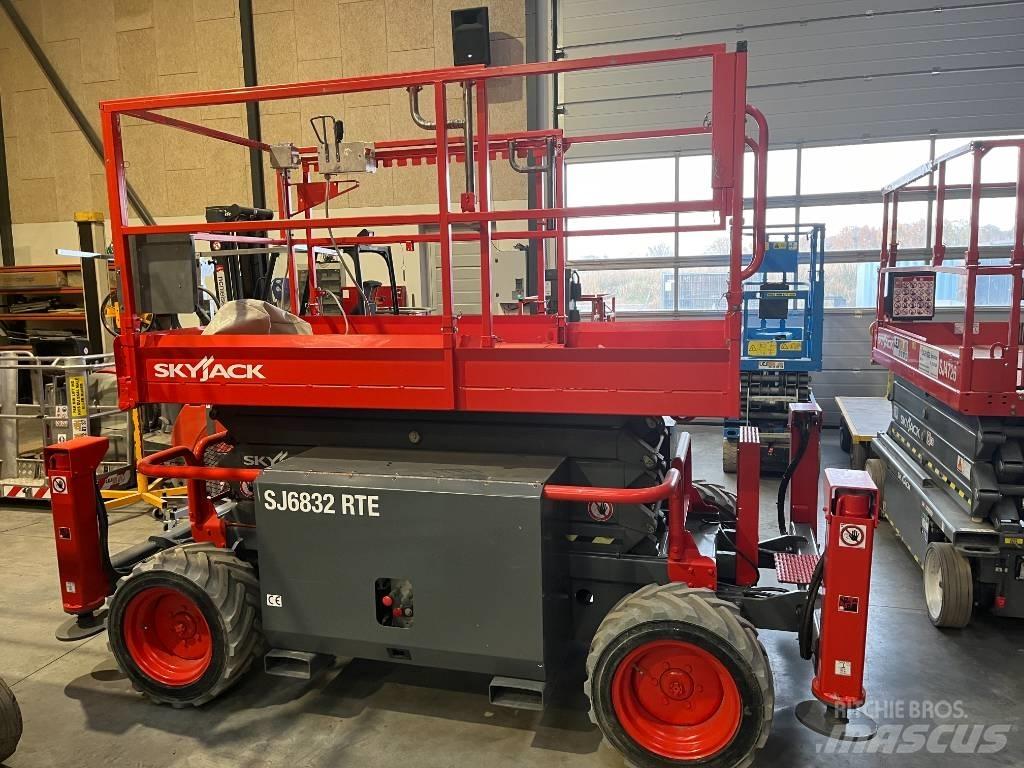 SkyJack SJ 6832 RTE シザースリフト