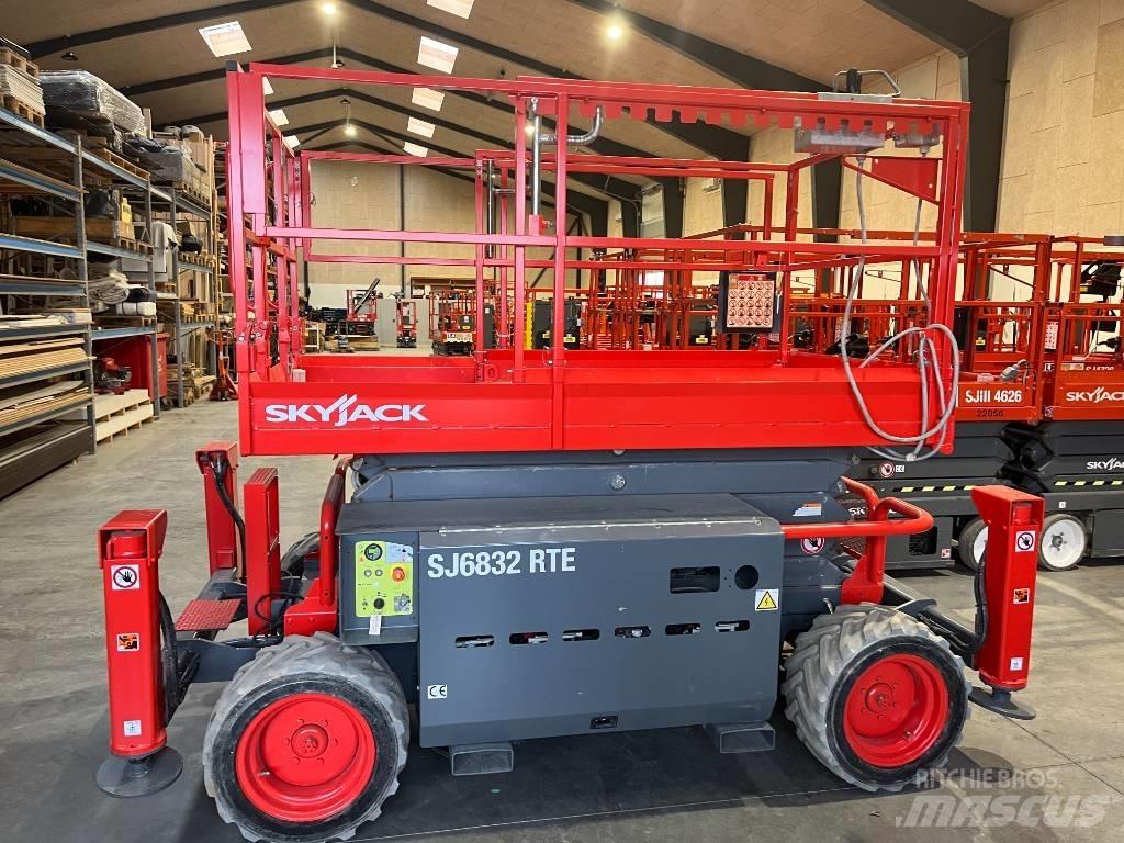SkyJack SJ 6832 RTE シザースリフト