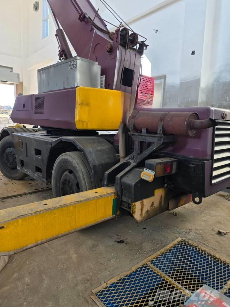 Kato MR 100 ラフテレーンクレーン