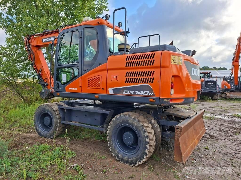 Doosan DX140W-5 ホイール式油圧ショベル（パワーショベル・ユンボ・バックホー）