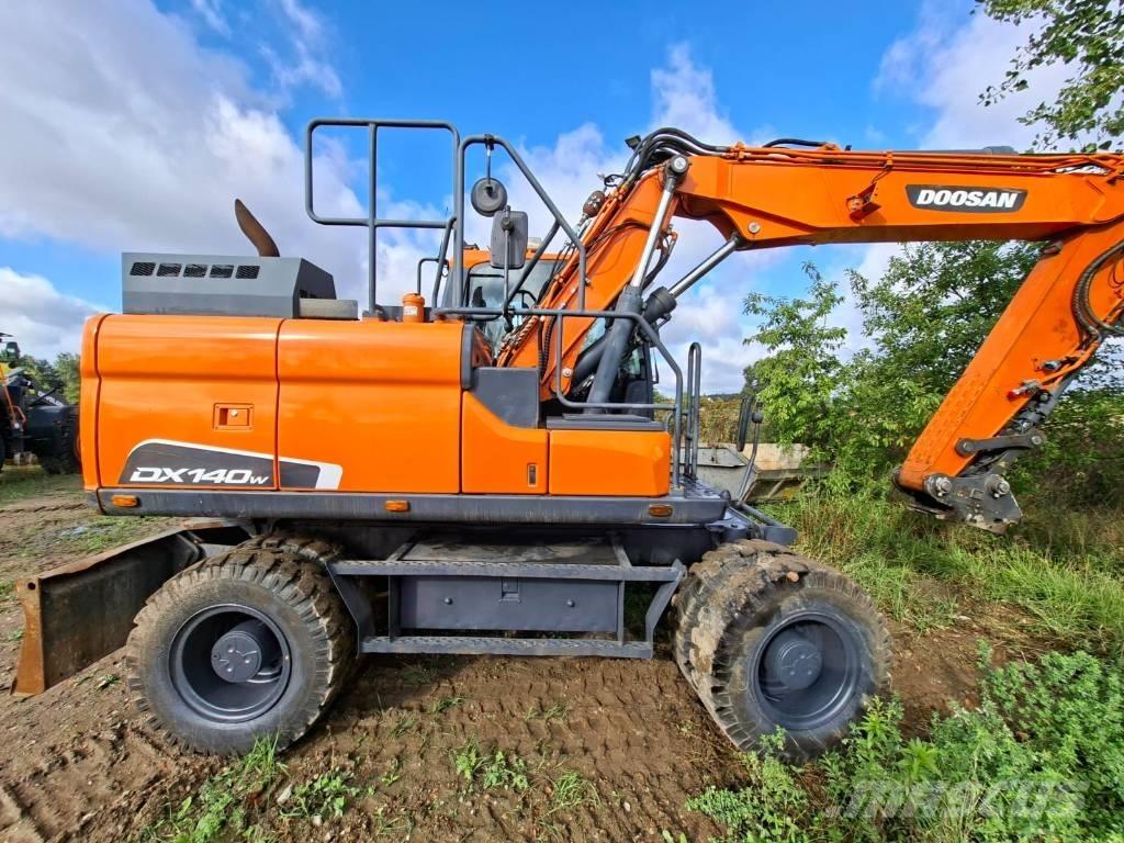 Doosan DX140W-5 ホイール式油圧ショベル（パワーショベル・ユンボ・バックホー）