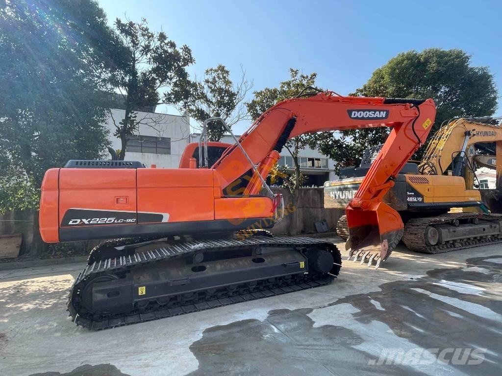 Doosan DX 225 LC 大型油圧ショベル12t以上（パワーショベル・ユンボ）