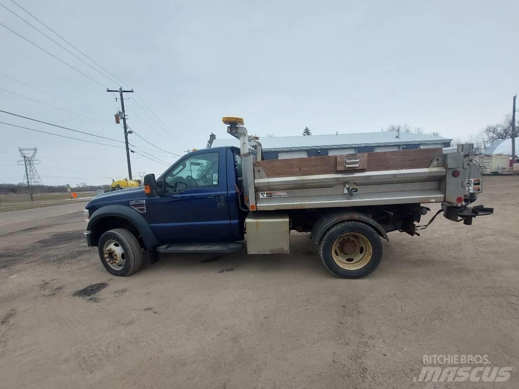 Ford F 550 XLT スノーブレードとプラウ