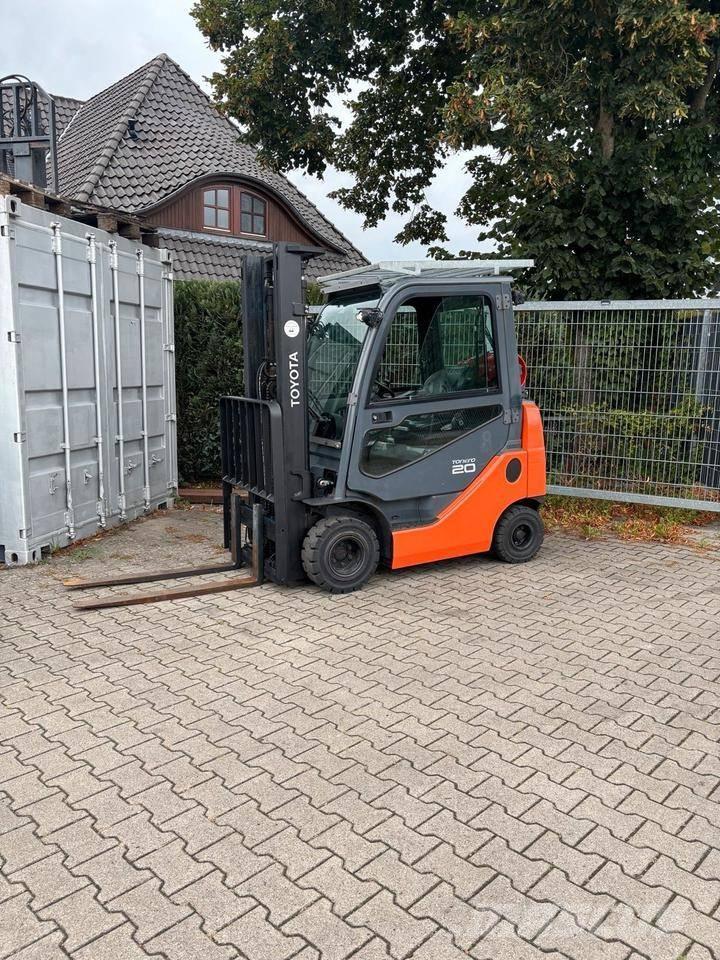 Toyota 8 FGKF 20 LPGフォークリフト