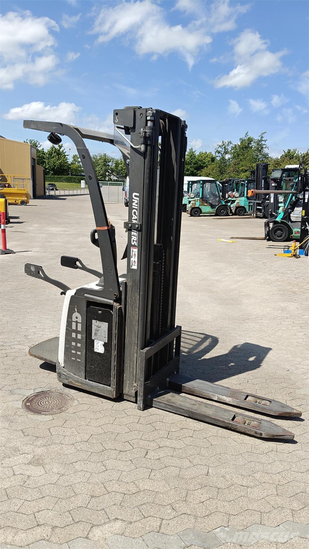 Atlet PSP160 自走式スタッカー