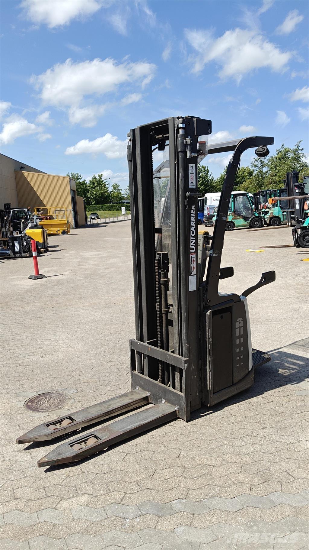 Atlet PSP160 自走式スタッカー