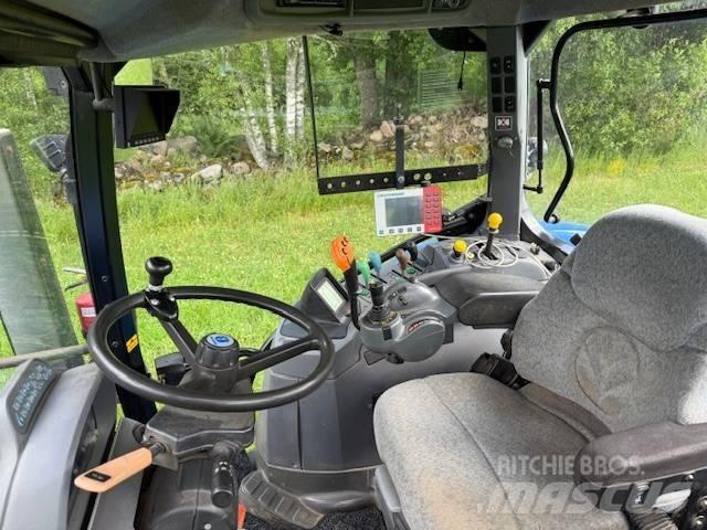 New Holland T 7030 トラクター