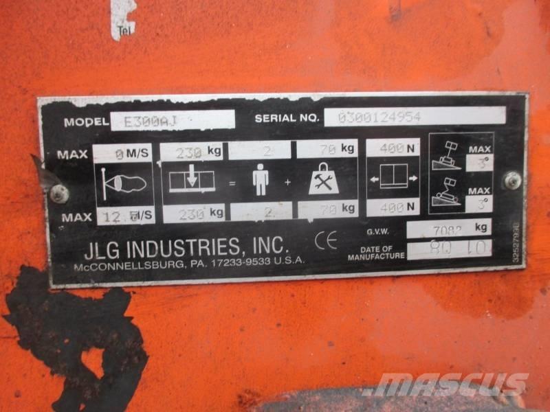 JLG E 300 AJ ブームリフト　屈伸型