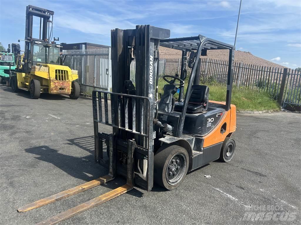 Doosan D30S-5 ディーゼル・軽油