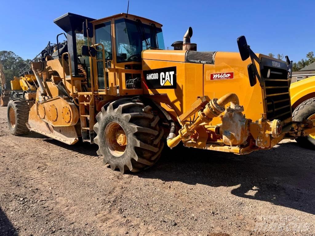 CAT RM 300 アスファルトリサイクルマシン
