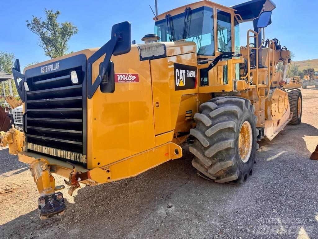 CAT RM 300 アスファルトリサイクルマシン