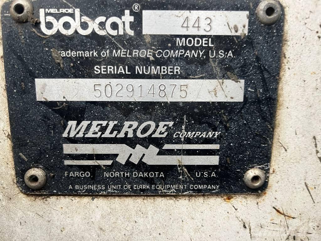 Bobcat 443      V-4129 フロントローダーとディガー