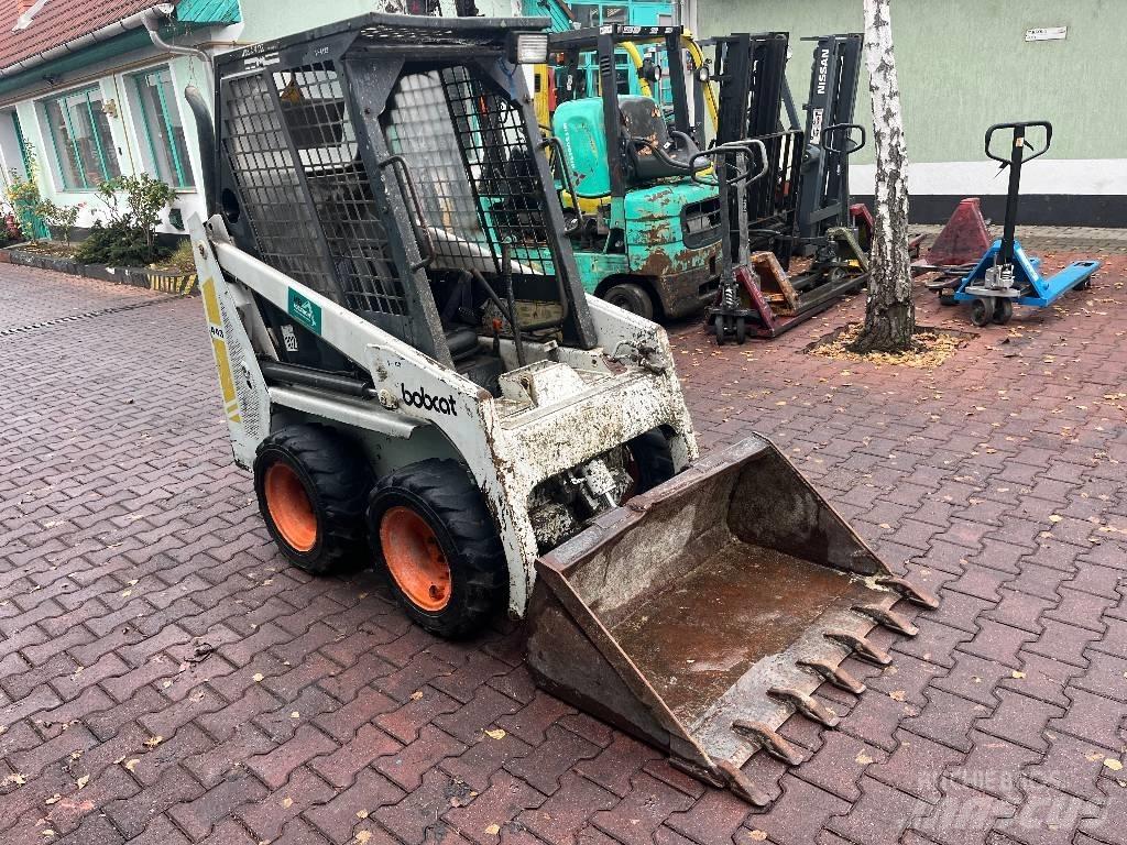 Bobcat 443      V-4129 フロントローダーとディガー