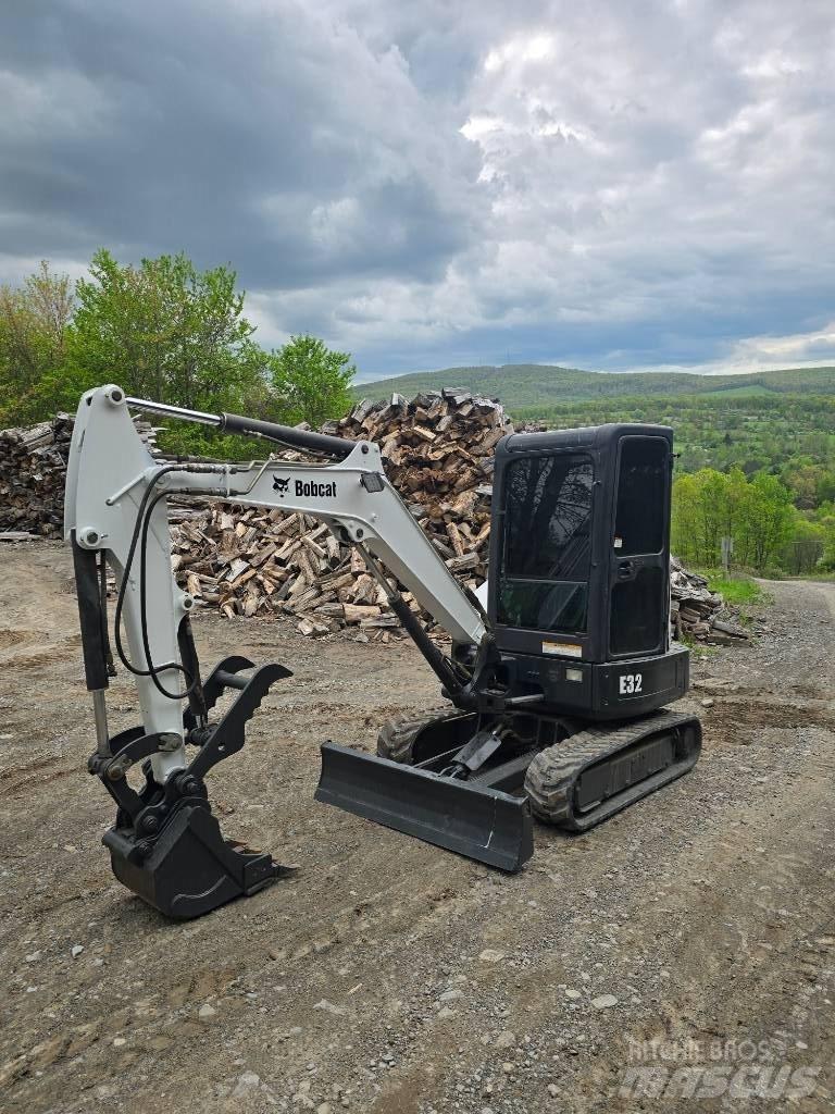 Bobcat E 32 ミニ油圧ショベル 7t以下（ミニユンボ・ミニディガー）