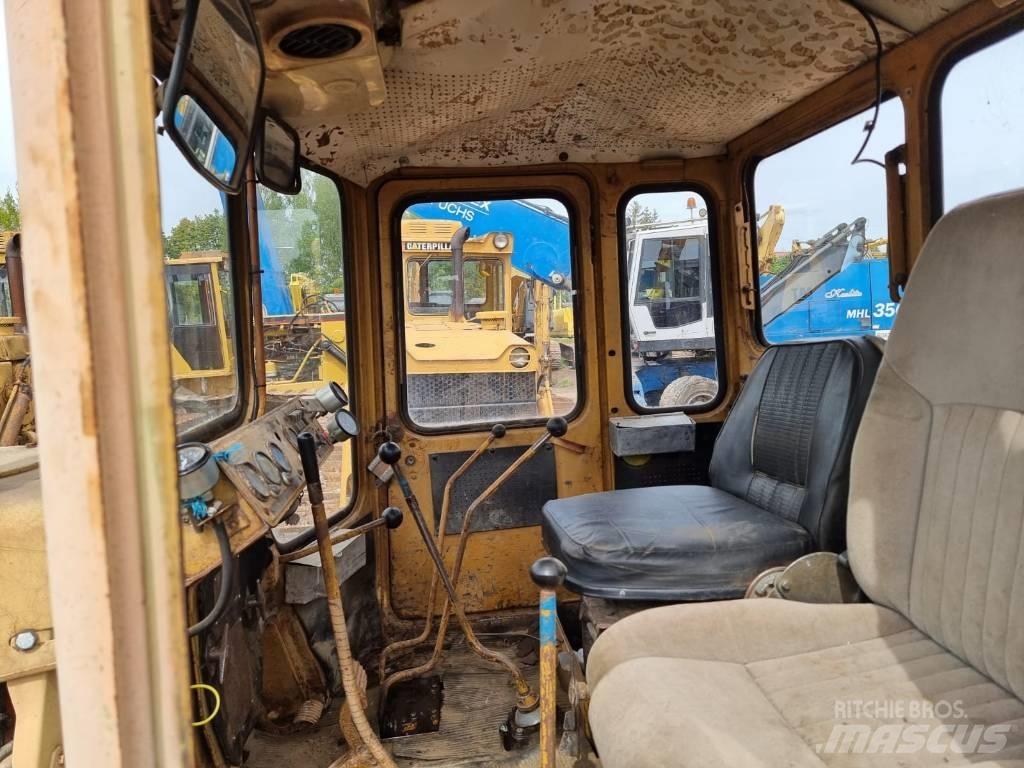 CAT T 130 ブルドーザー