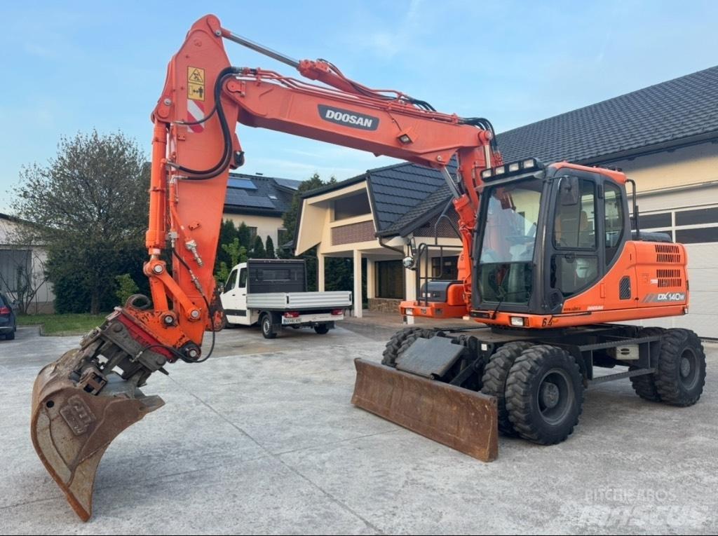 Doosan DX 140 W ホイール式油圧ショベル（パワーショベル・ユンボ・バックホー）
